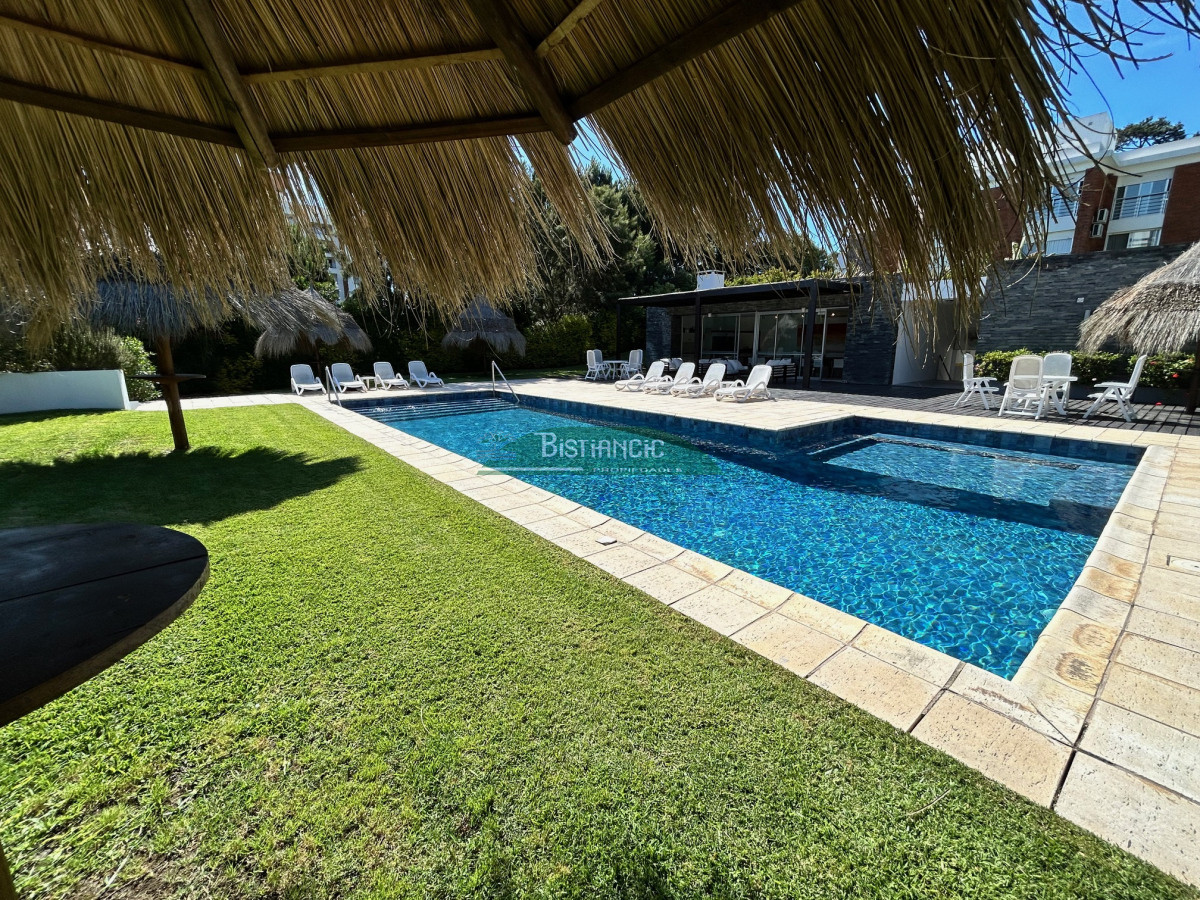 Apartamento ID.1216 - Playa Mansa Apartamento con jardín prox mar Living comedor, cocina 3 dorm, 2 baños terraza con parrillero, losa radiante, garage, baulera, piscina