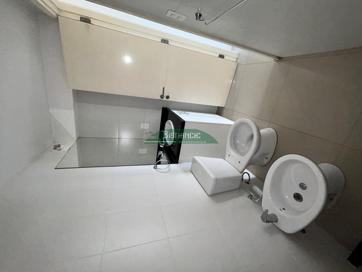 Apartamento ID.2226 - Centro Maldonado depto 1dorm y medio con cochera y ascensor, venta US$ 105000 .