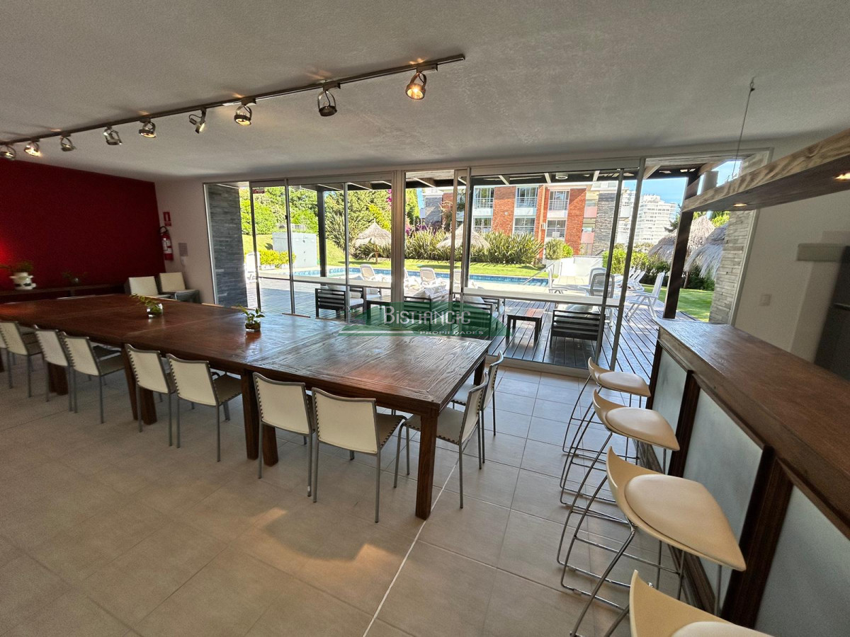 Apartamento ID.1289 - Excelente apartamento de 3 dormitorios, 3 baños, piscina, garage y baulera. Pda 18 de la Mansa. U$S 350.000
