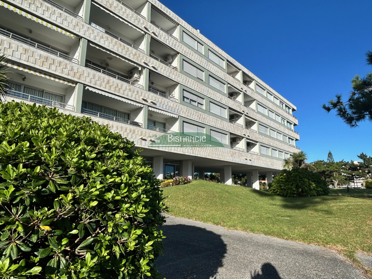 Apartamento ID.2949 - Alquiler Anual. Mansa Departamento de 4 dorm 3 baños frente al mar impecable con cochera. US$ 1600.