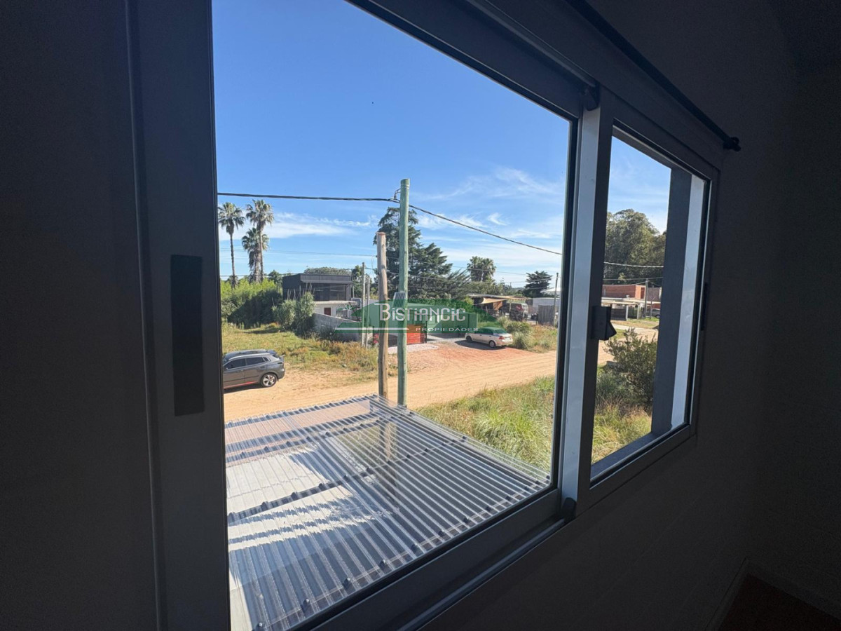 Apartamento ID.3016 - EN VENTA ! Complejo de 4 Duplex a Estrenar de 2 dorm, baño, living con cocina, patio, entrada para auto.