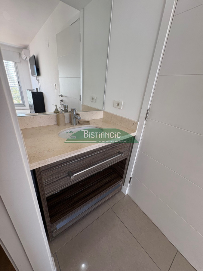 Apartamento ID.2990 - Playa Brava moderno depto equipado 2 dorm 2 baños balcón con vista al mar piscina parrilleros garaje US$ 275.000.