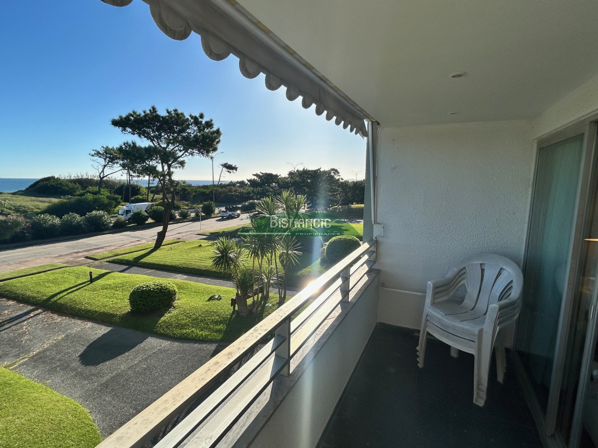 Apartamento ID.2949 - Alquiler Anual. Mansa Departamento de 4 dorm 3 baños frente al mar impecable con cochera. US$ 1600.