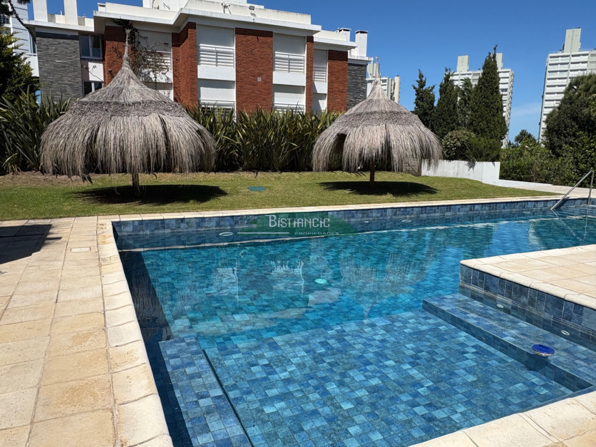 Apartamento ID.3005 - Apartamento de 3 dorm 3 baños con gran jardín, calefacción, garaje, servicio, realmente único!