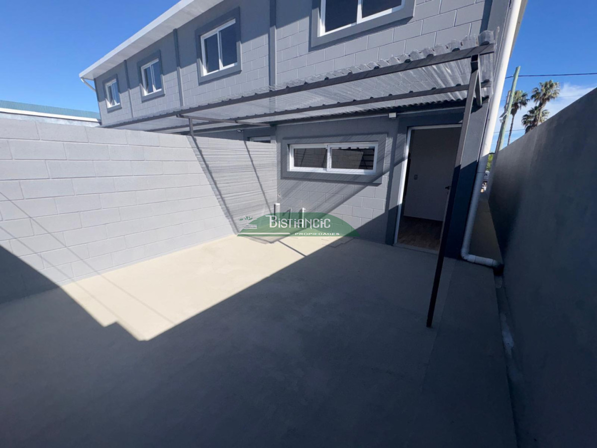 Apartamento ID.3016 - EN VENTA ! Complejo de 4 Duplex a Estrenar de 2 dorm, baño, living con cocina, patio, entrada para auto.