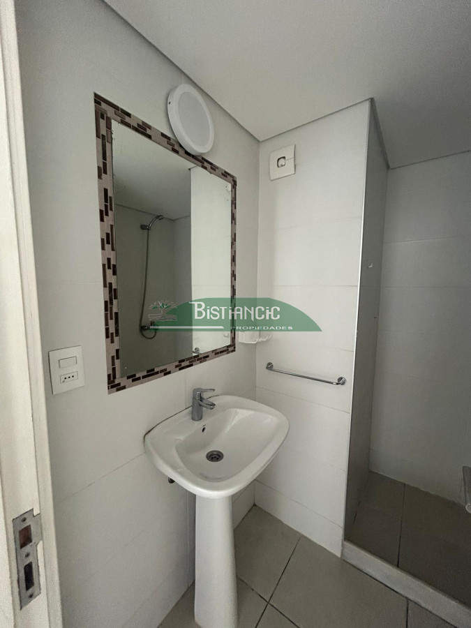 Apartamento ID.2982 - Apartamento en venta, 2 dormitorios, 1 baño, con balcón y cochera. Excelente estado.