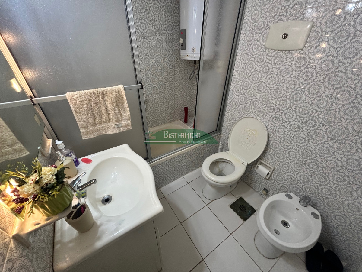 Apartamento ID.2949 - Alquiler Anual. Mansa Departamento de 4 dorm 3 baños frente al mar impecable con cochera. US$ 1600.