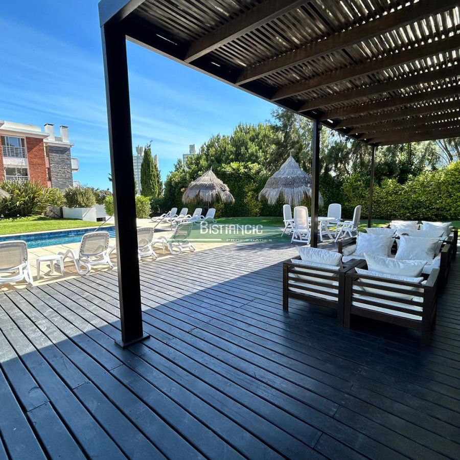 Apartamento ID.927 - Departamento PB con jardín , 3 dorm 2 baños , living com, cocina, amplio y moderno, garaje, baulera, piscina, mucamas. Venta US$ 350.000.