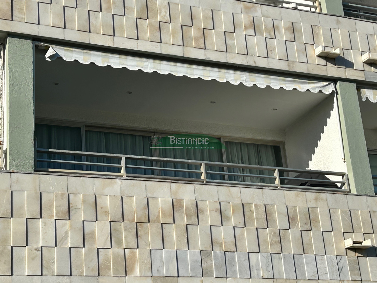 Apartamento ID.2949 - Alquiler Anual. Mansa Departamento de 4 dorm 3 baños frente al mar impecable con cochera. US$ 1600.