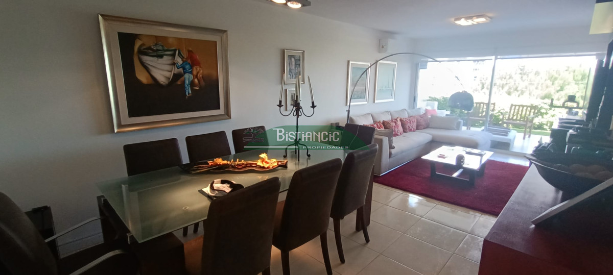 Apartamento ID.1216 - Playa Mansa Apartamento con jardín prox mar Living comedor, cocina 3 dorm, 2 baños terraza con parrillero, losa radiante, garage, baulera, piscina