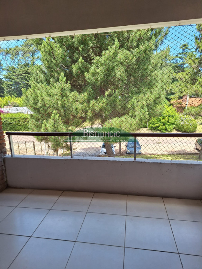 Apartamento ID.1392 - Alquiler anual - Cómodo departamento en Barrio Cantegril, 2 dormitorios, 2 baños, entre piso ideal playroom. 