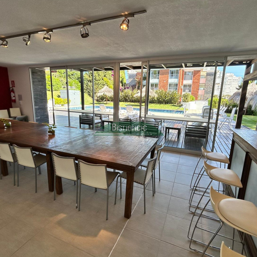 Apartamento ID.927 - Departamento PB con jardín , 3 dorm 2 baños , living com, cocina, amplio y moderno, garaje, baulera, piscina, mucamas. Venta US$ 350.000.