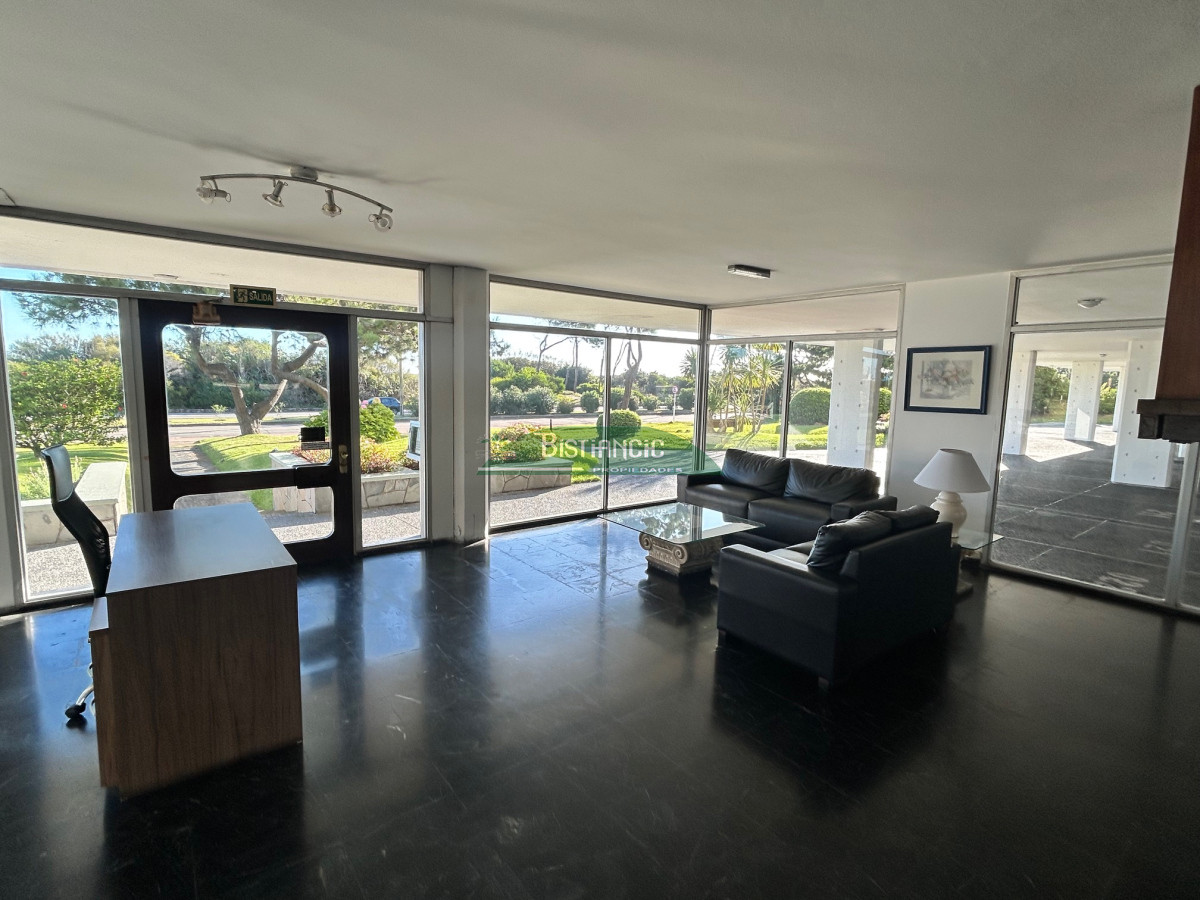 Apartamento ID.2949 - Alquiler Anual. Mansa Departamento de 4 dorm 3 baños frente al mar impecable con cochera. US$ 1600.