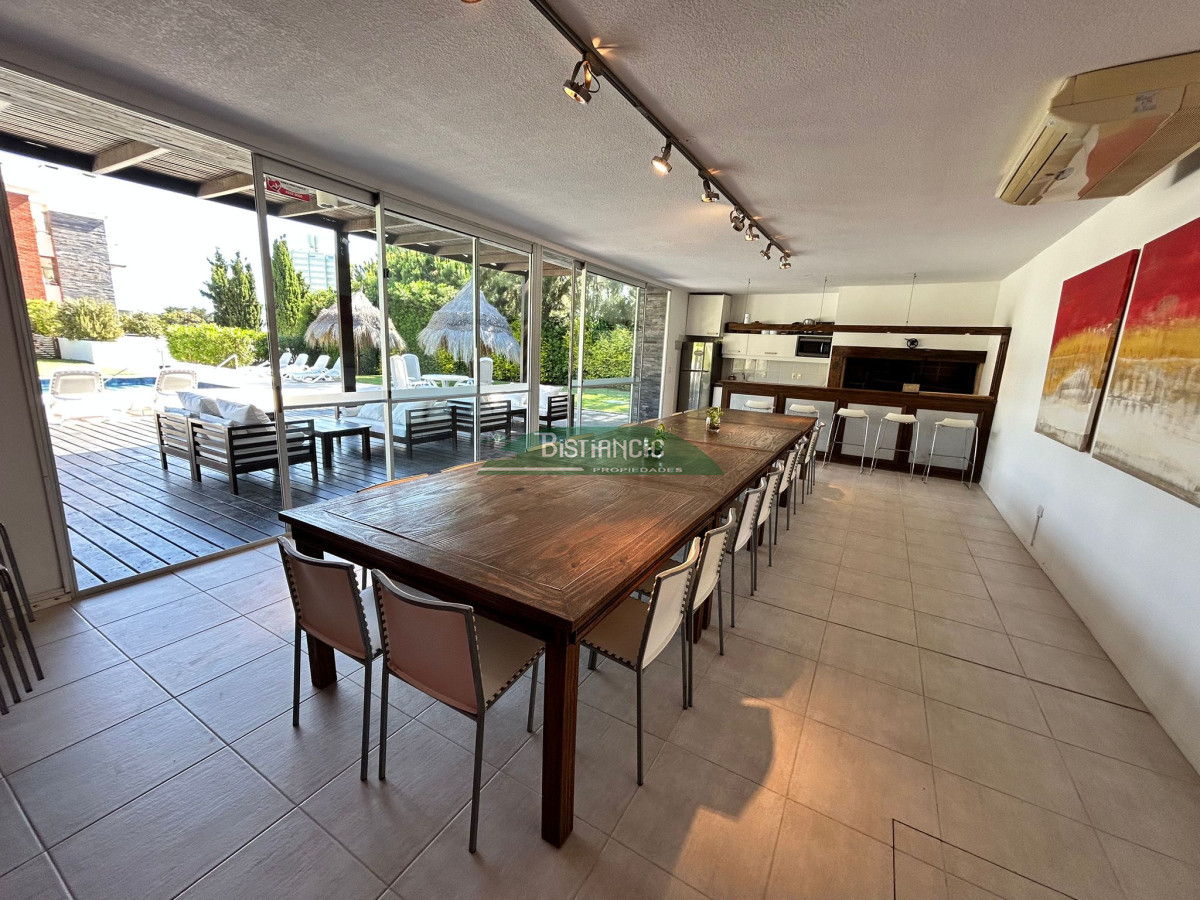 Apartamento ID.1289 - Excelente apartamento de 3 dormitorios, 3 baños, piscina, garage y baulera. Pda 18 de la Mansa. U$S 350.000