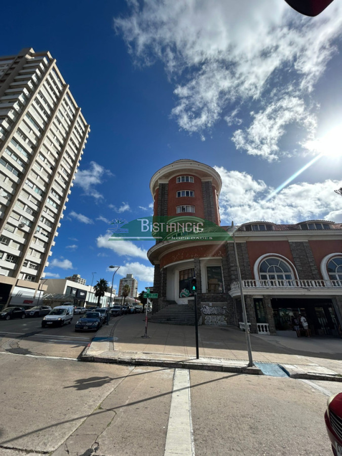 Apartamento ID.3057 - Alquiler invernal en Peninsula, Punta del este. 2 dorm,2 baños, con cochera, wifi y servicio de mucama. 