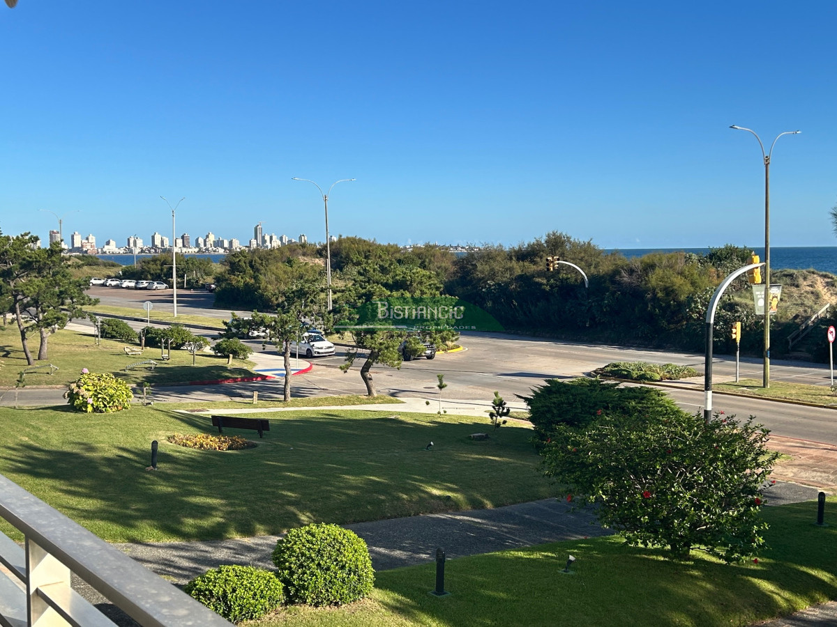 Apartamento ID.2949 - Alquiler Anual. Mansa Departamento de 4 dorm 3 baños frente al mar impecable con cochera. US$ 1600.