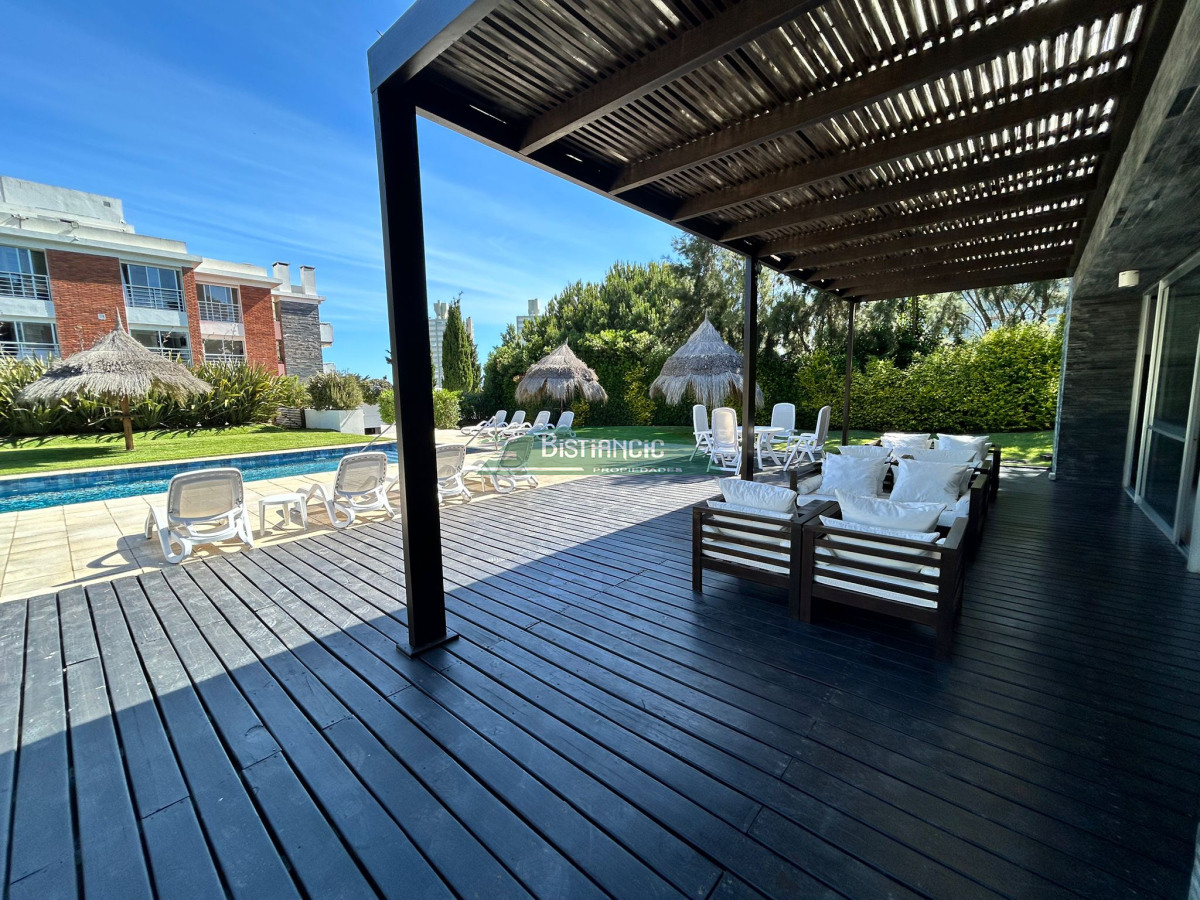 Apartamento ID.1289 - Excelente apartamento de 3 dormitorios, 3 baños, piscina, garage y baulera. Pda 18 de la Mansa. U$S 350.000