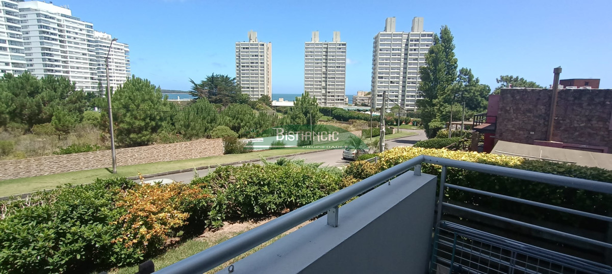 Apartamento ID.1216 - Playa Mansa Apartamento con jardín prox mar Living comedor, cocina 3 dorm, 2 baños terraza con parrillero, losa radiante, garage, baulera, piscina
