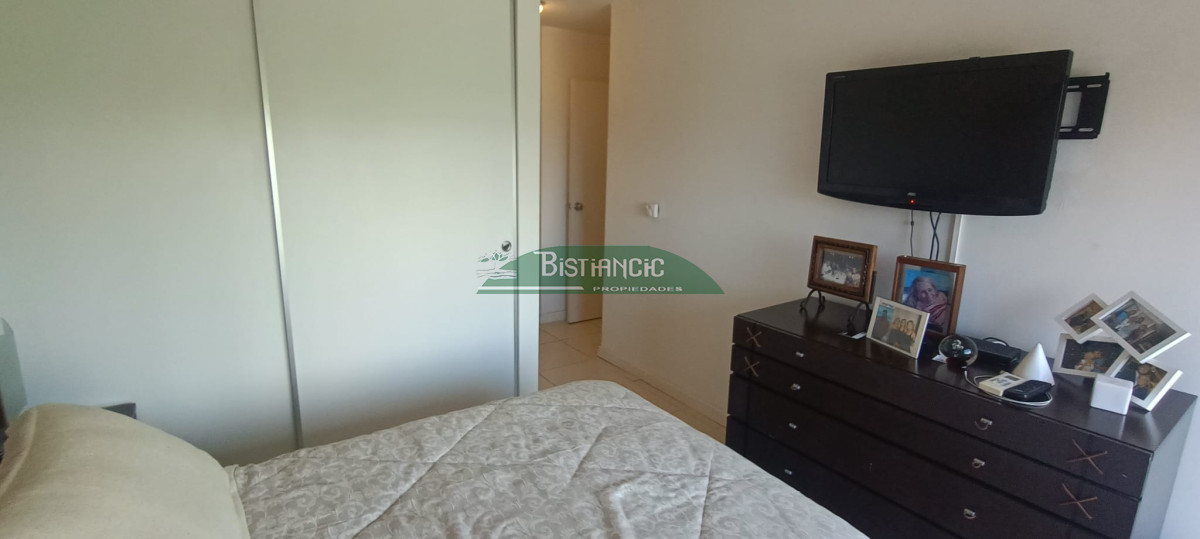 Apartamento ID.1216 - Playa Mansa Apartamento con jardín prox mar Living comedor, cocina 3 dorm, 2 baños terraza con parrillero, losa radiante, garage, baulera, piscina