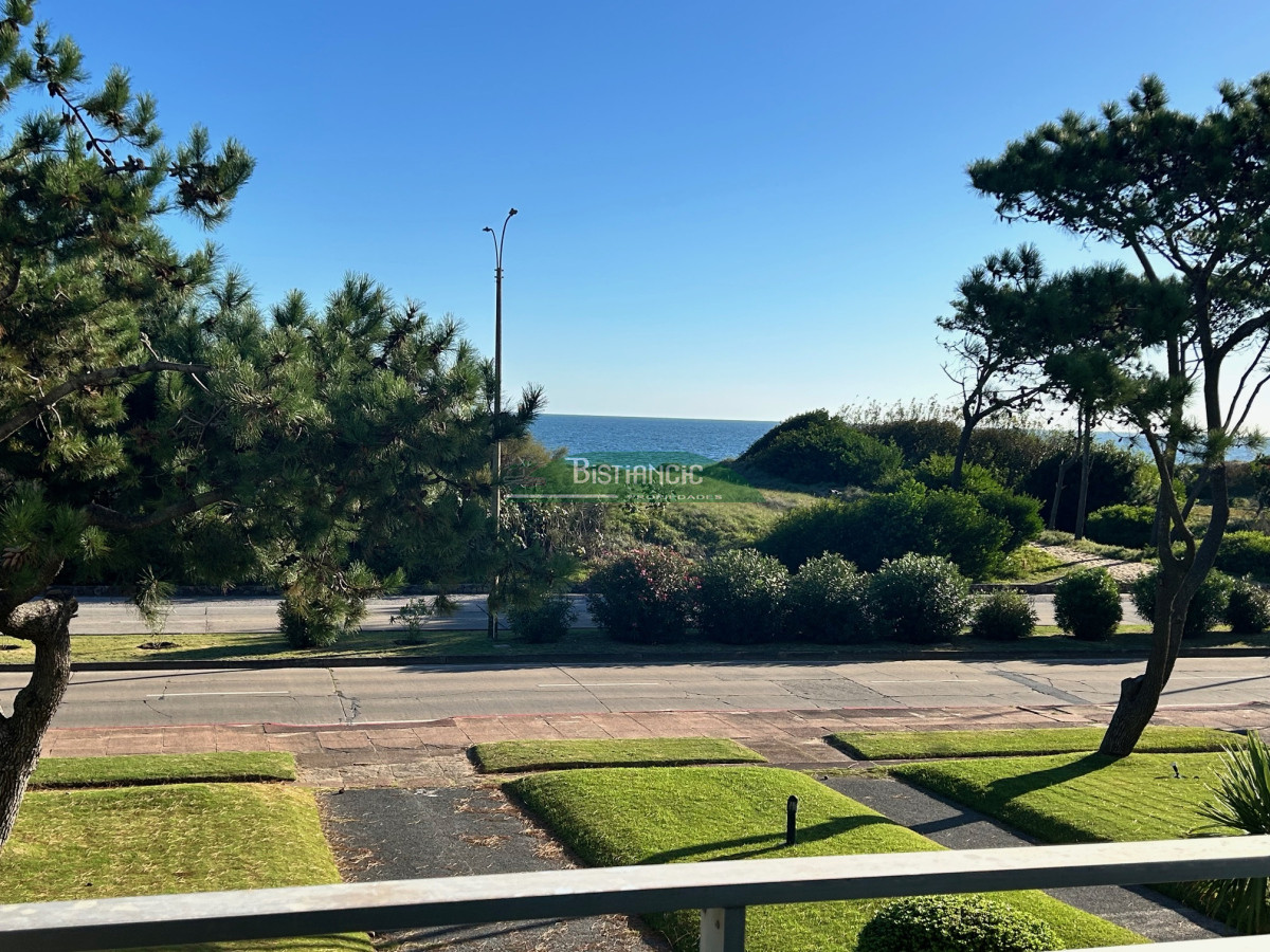 Apartamento ID.2949 - Alquiler Anual. Mansa Departamento de 4 dorm 3 baños frente al mar impecable con cochera. US$ 1600.