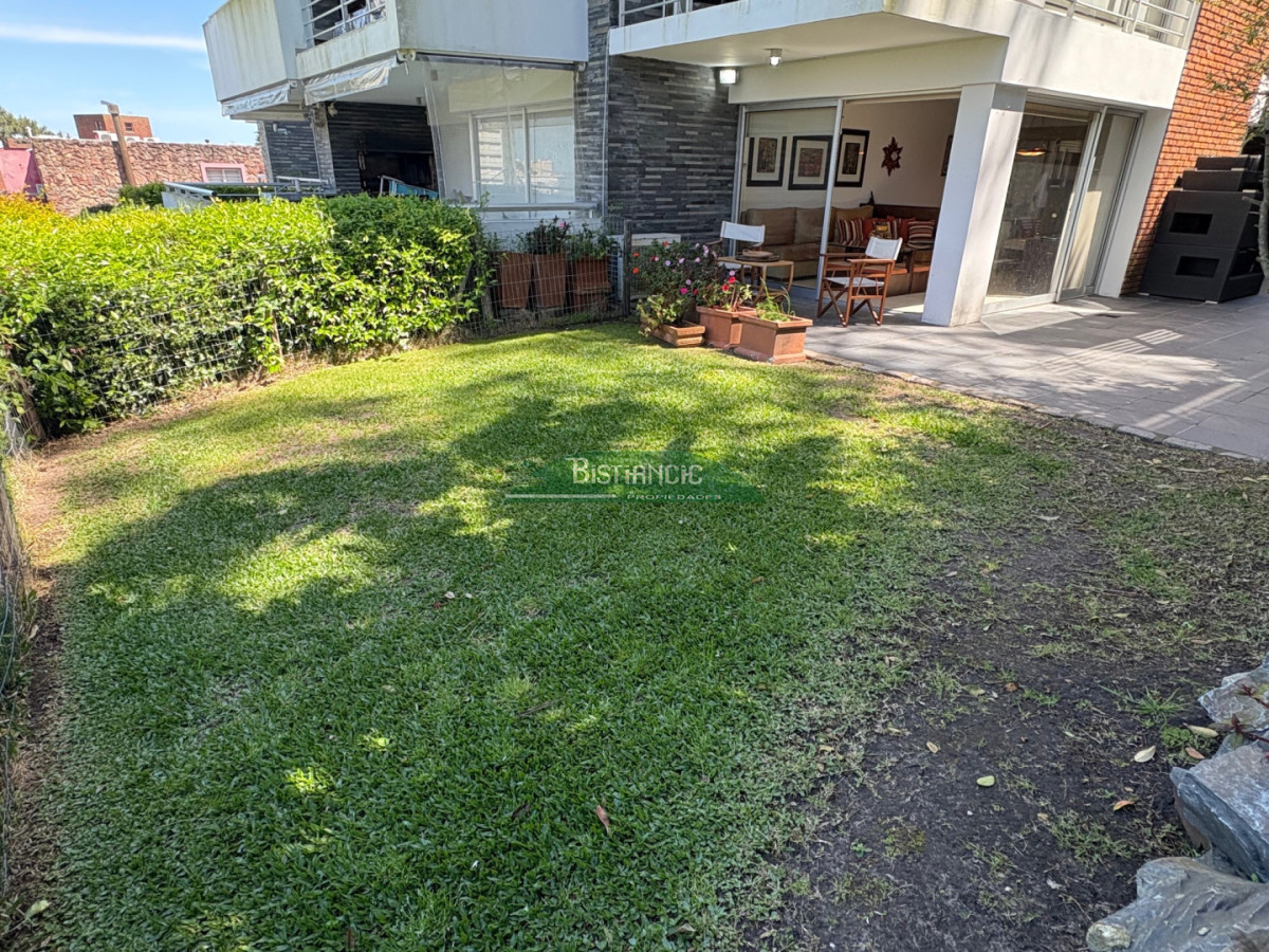 Apartamento ID.3005 - Apartamento de 3 dorm 3 baños con gran jardín, calefacción, garaje, servicio, realmente único!