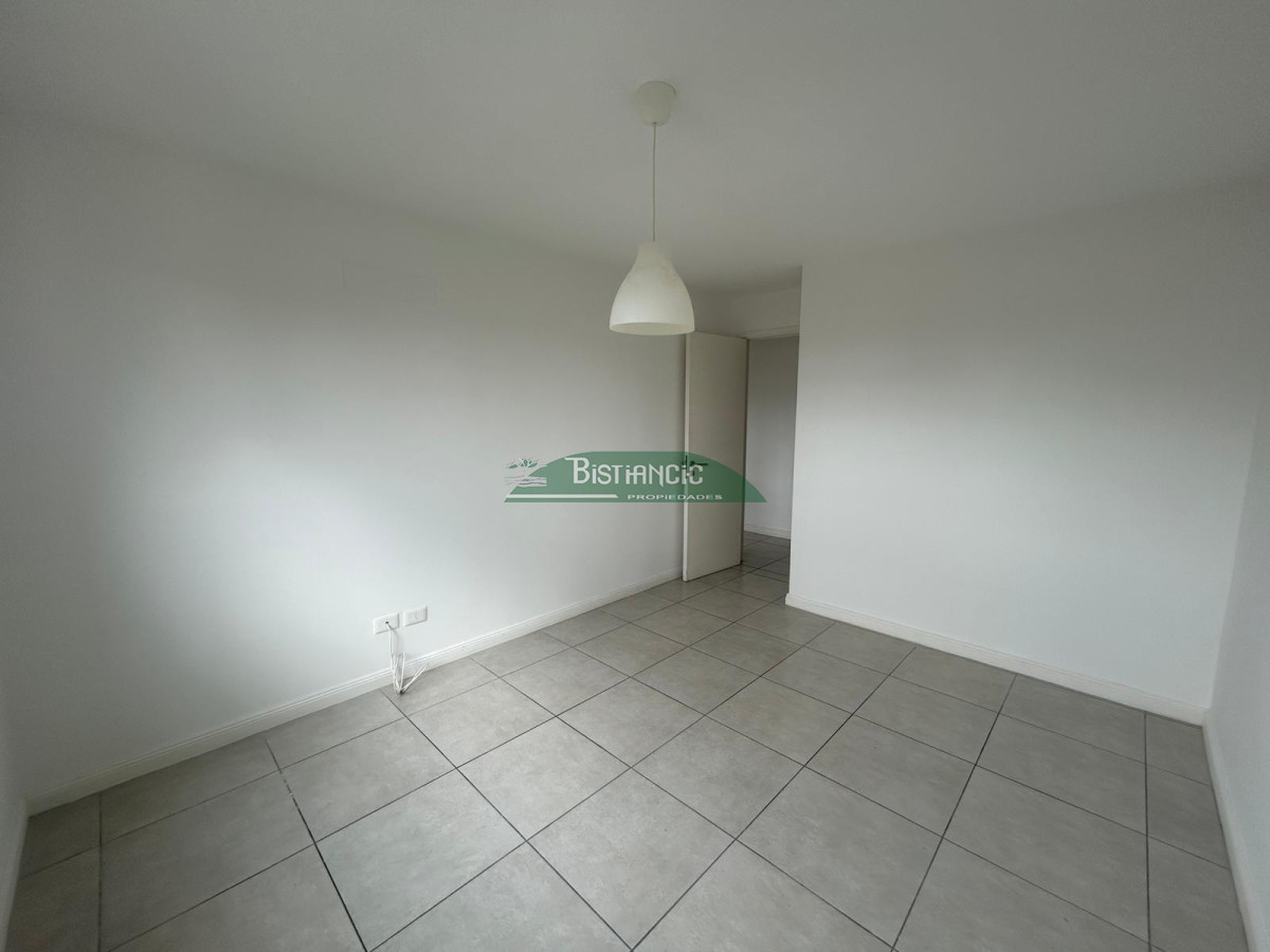 Apartamento ID.2982 - Apartamento en venta, 2 dormitorios, 1 baño, con balcón y cochera. Excelente estado.