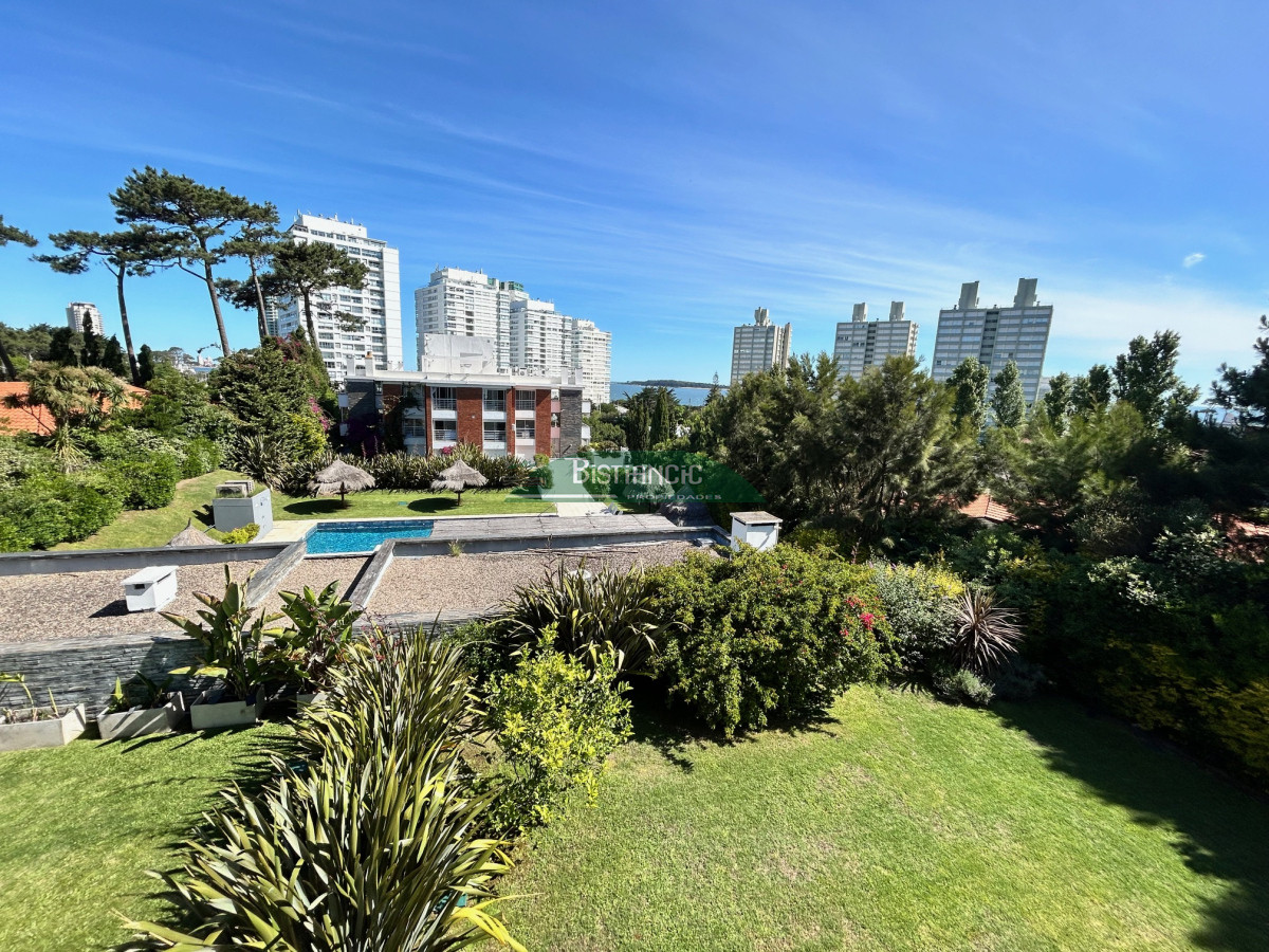 Apartamento ID.1216 - Playa Mansa Apartamento con jardín prox mar Living comedor, cocina 3 dorm, 2 baños terraza con parrillero, losa radiante, garage, baulera, piscina