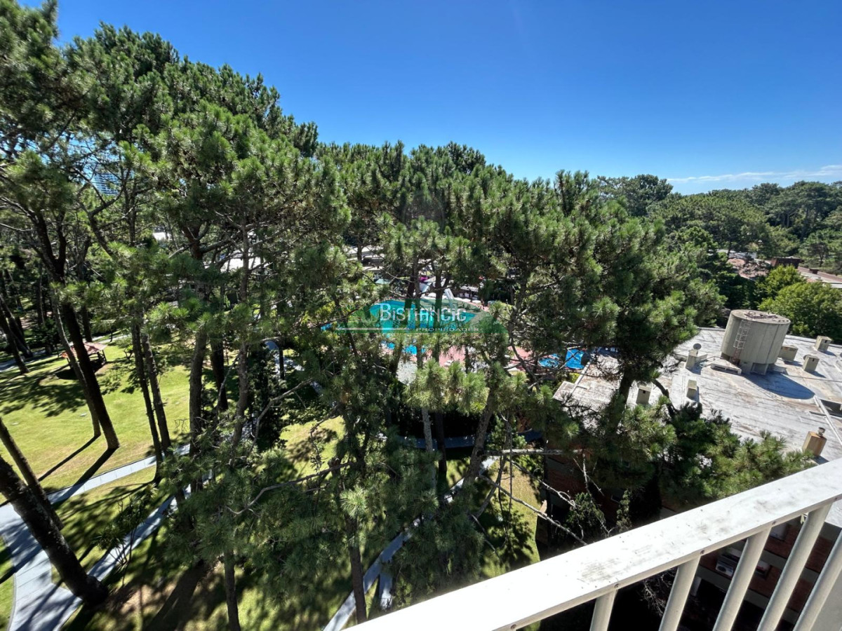 Apartamento ID.3022 - Apartamento luminoso con balcón y vista verde - Alquiler temporal o anual. En Arcobaleno. Con Piscina, Canchas, Wifi, Parrilleros Y Mas.