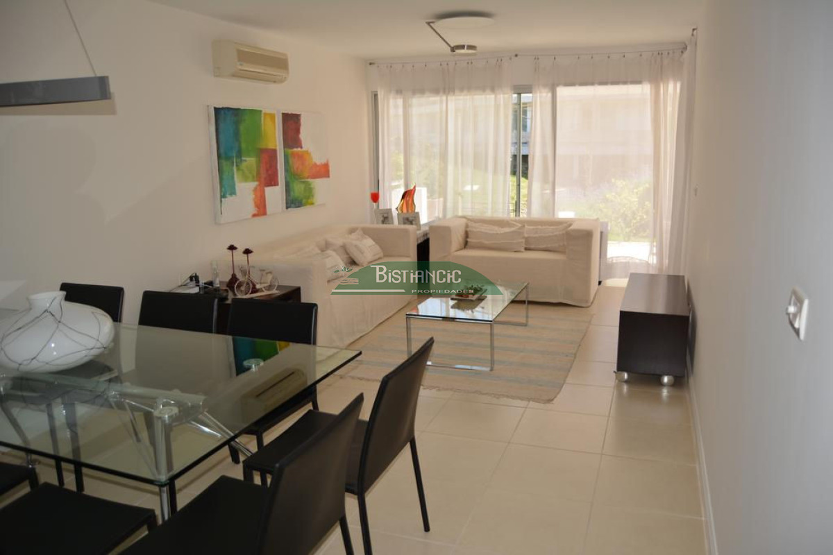 Apartamento ID.927 - Departamento PB con jardín , 3 dorm 2 baños , living com, cocina, amplio y moderno, garaje, baulera, piscina, mucamas. Venta US$ 350.000.