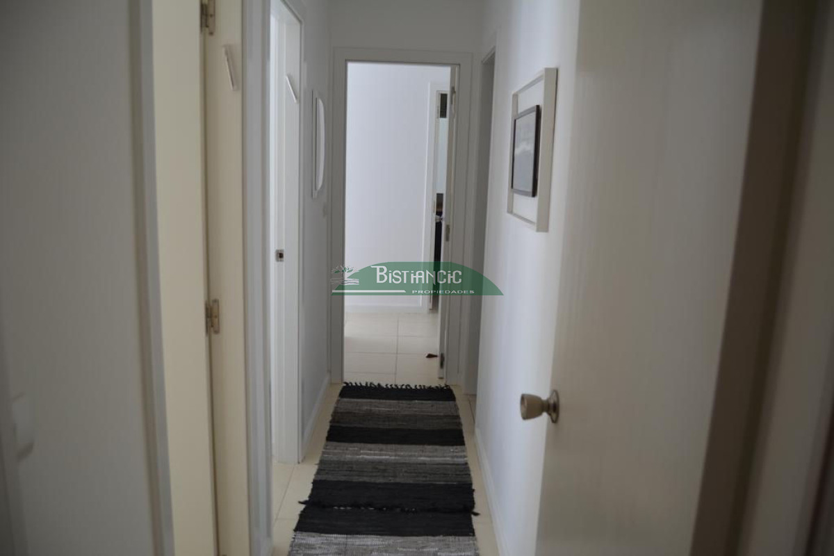 Apartamento ID.927 - Departamento PB con jardín , 3 dorm 2 baños , living com, cocina, amplio y moderno, garaje, baulera, piscina, mucamas. Venta US$ 350.000.