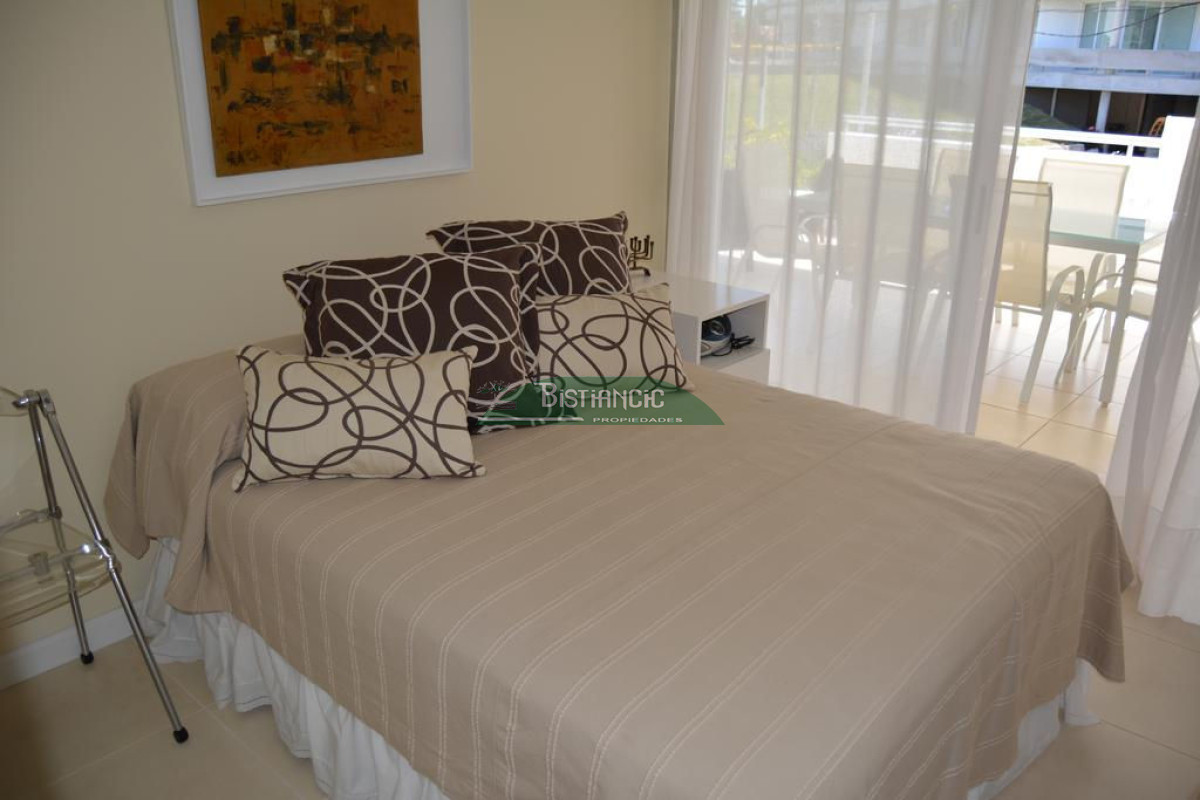 Apartamento ID.927 - Departamento PB con jardín , 3 dorm 2 baños , living com, cocina, amplio y moderno, garaje, baulera, piscina, mucamas. Venta US$ 350.000.