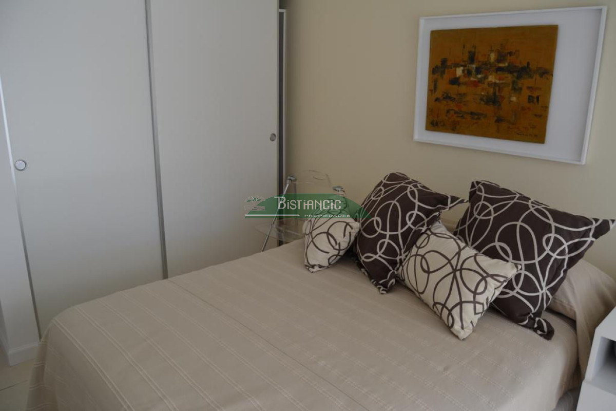 Apartamento ID.927 - Departamento PB con jardín , 3 dorm 2 baños , living com, cocina, amplio y moderno, garaje, baulera, piscina, mucamas. Venta US$ 350.000.