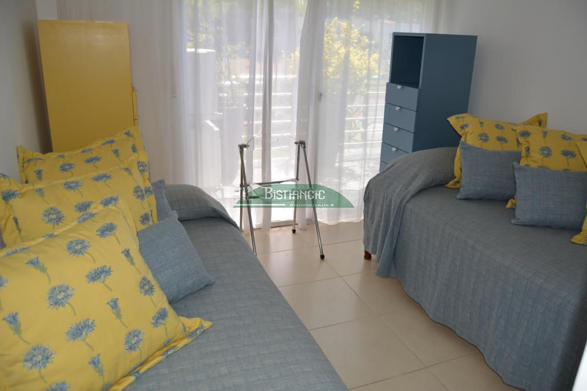 Apartamento ID.927 - Departamento PB con jardín , 3 dorm 2 baños , living com, cocina, amplio y moderno, garaje, baulera, piscina, mucamas. Venta US$ 350.000.