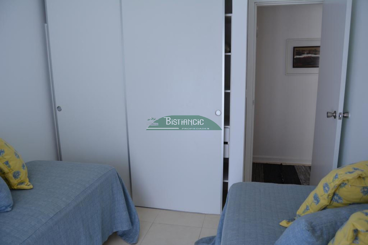 Apartamento ID.927 - Departamento PB con jardín , 3 dorm 2 baños , living com, cocina, amplio y moderno, garaje, baulera, piscina, mucamas. Venta US$ 350.000.