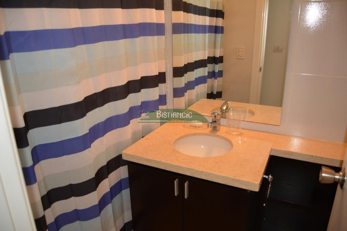 Apartamento ID.927 - Departamento PB con jardín , 3 dorm 2 baños , living com, cocina, amplio y moderno, garaje, baulera, piscina, mucamas. Venta US$ 350.000.