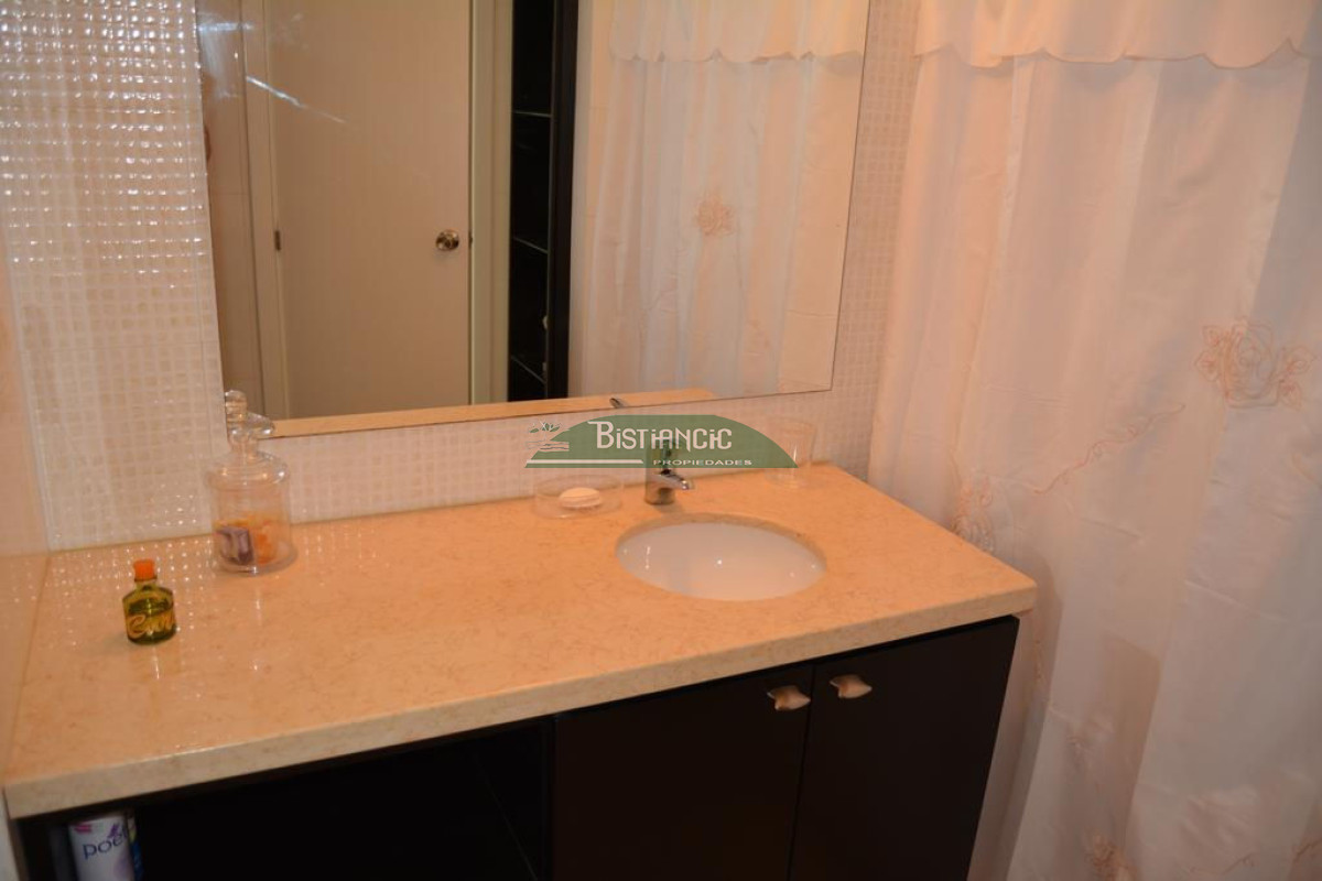 Apartamento ID.927 - Departamento PB con jardín , 3 dorm 2 baños , living com, cocina, amplio y moderno, garaje, baulera, piscina, mucamas. Venta US$ 350.000.