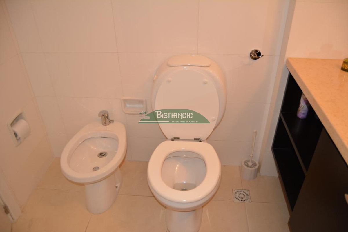 Apartamento ID.927 - Departamento PB con jardín , 3 dorm 2 baños , living com, cocina, amplio y moderno, garaje, baulera, piscina, mucamas. Venta US$ 350.000.