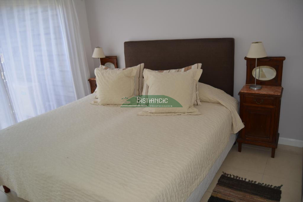 Apartamento ID.927 - Departamento PB con jardín , 3 dorm 2 baños , living com, cocina, amplio y moderno, garaje, baulera, piscina, mucamas. Venta US$ 350.000.