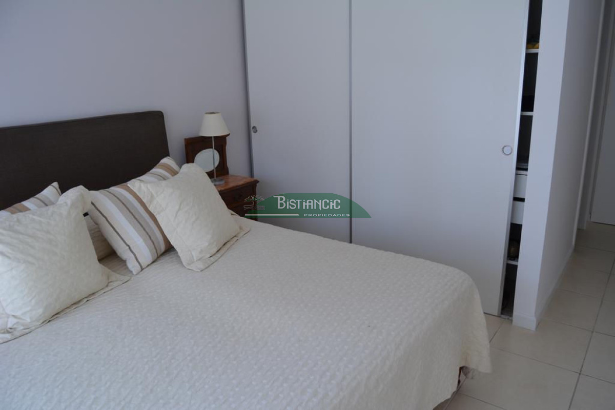 Apartamento ID.927 - Departamento PB con jardín , 3 dorm 2 baños , living com, cocina, amplio y moderno, garaje, baulera, piscina, mucamas. Venta US$ 350.000.