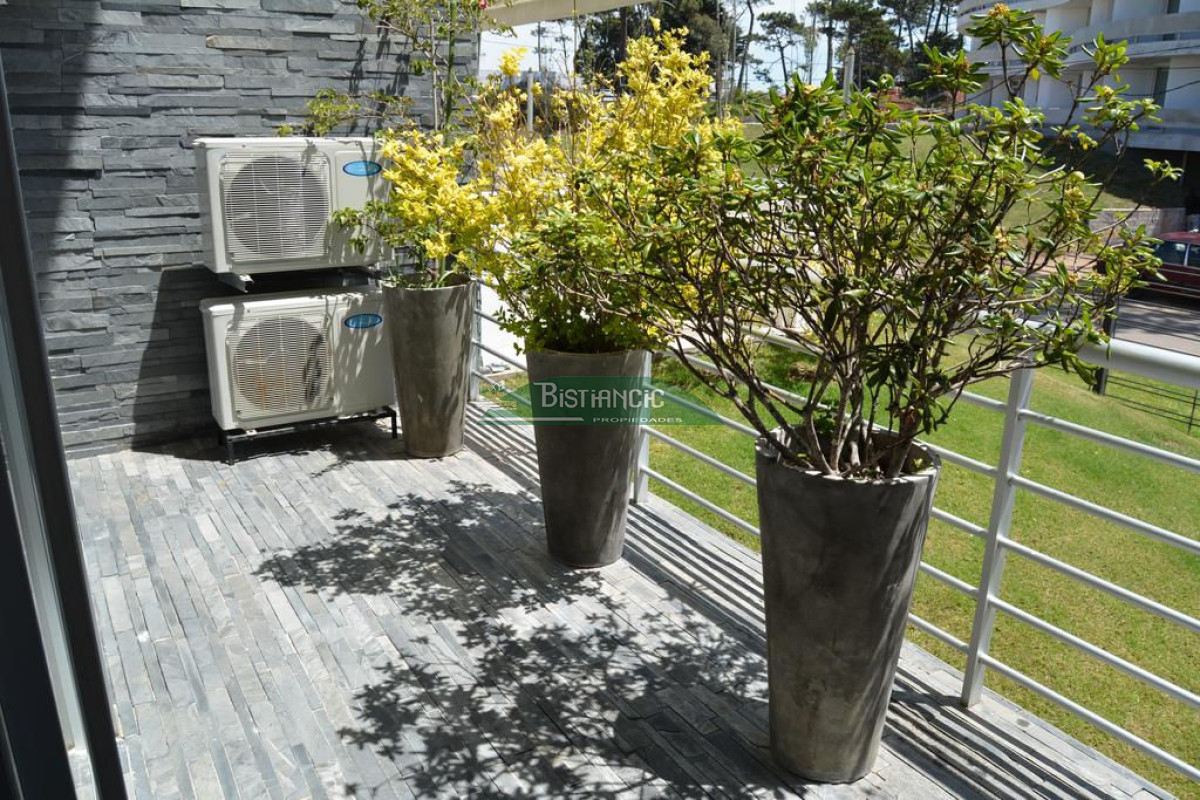 Apartamento ID.927 - Departamento PB con jardín , 3 dorm 2 baños , living com, cocina, amplio y moderno, garaje, baulera, piscina, mucamas. Venta US$ 350.000.