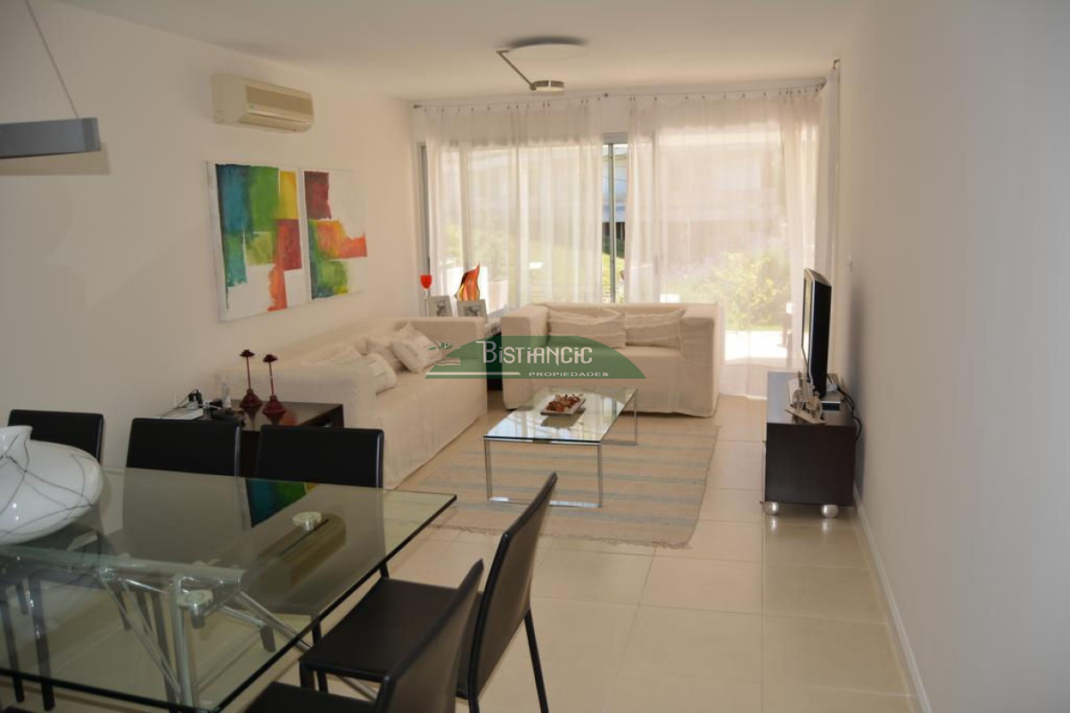 Apartamento ID.927 - Departamento PB con jardín , 3 dorm 2 baños , living com, cocina, amplio y moderno, garaje, baulera, piscina, mucamas. Venta US$ 350.000.