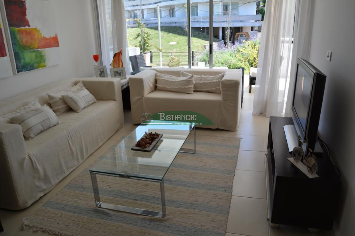 Apartamento ID.927 - Departamento PB con jardín , 3 dorm 2 baños , living com, cocina, amplio y moderno, garaje, baulera, piscina, mucamas. Venta US$ 350.000.