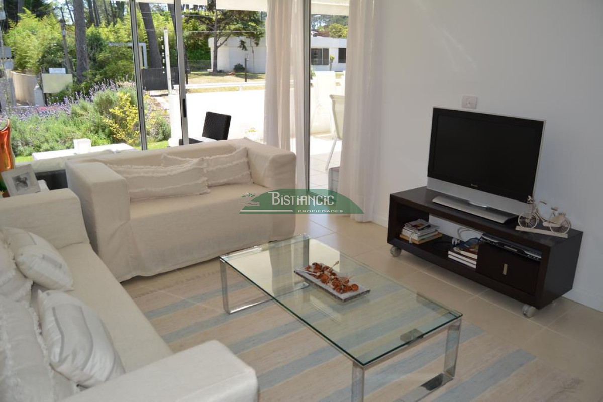 Apartamento ID.927 - Departamento PB con jardín , 3 dorm 2 baños , living com, cocina, amplio y moderno, garaje, baulera, piscina, mucamas. Venta US$ 350.000.