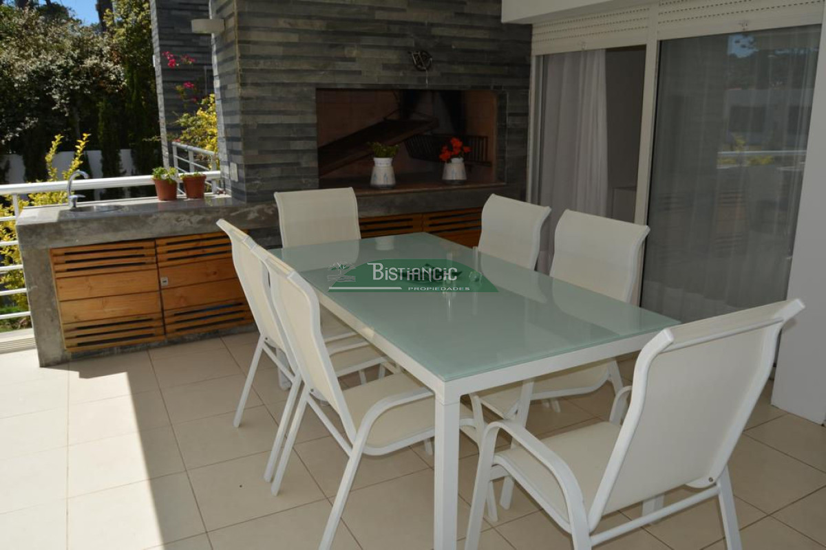 Apartamento ID.927 - Departamento PB con jardín , 3 dorm 2 baños , living com, cocina, amplio y moderno, garaje, baulera, piscina, mucamas. Venta US$ 350.000.