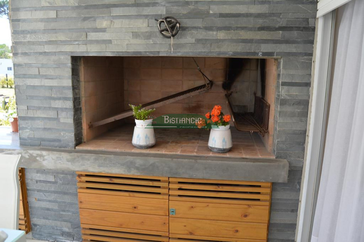 Apartamento ID.927 - Departamento PB con jardín , 3 dorm 2 baños , living com, cocina, amplio y moderno, garaje, baulera, piscina, mucamas. Venta US$ 350.000.