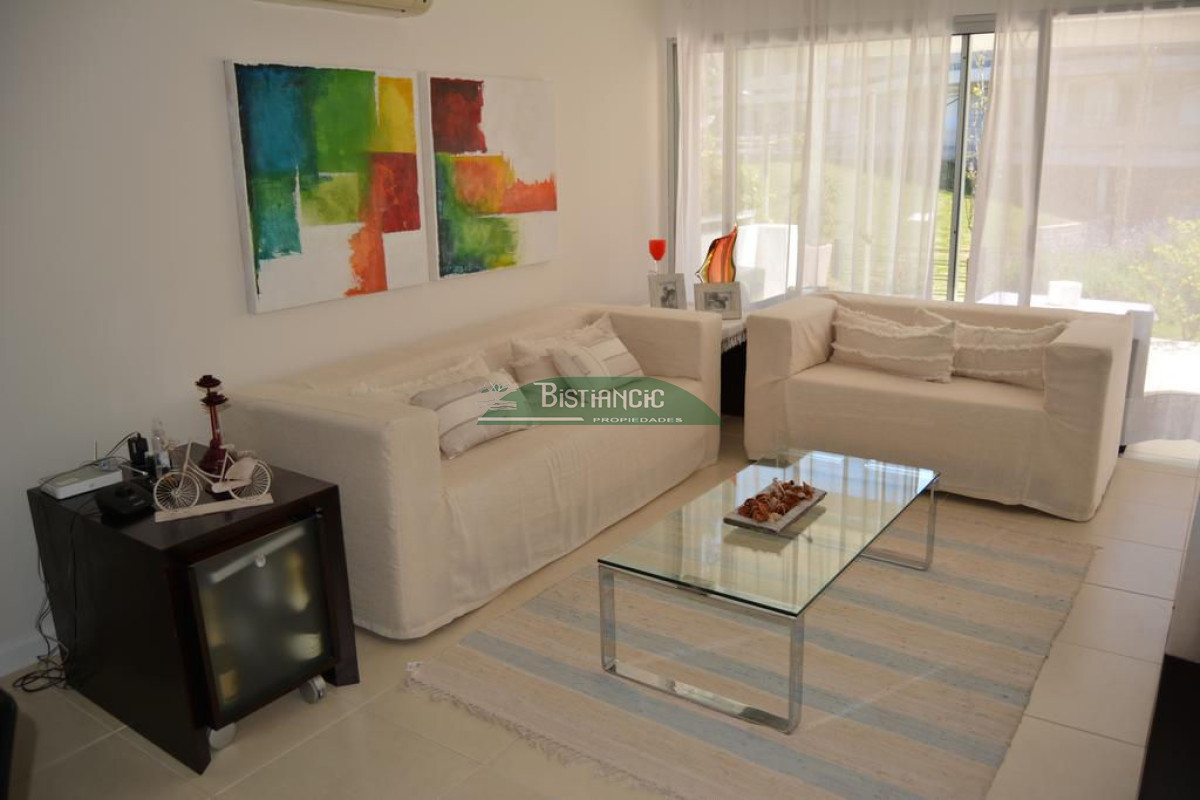 Apartamento ID.927 - Departamento PB con jardín , 3 dorm 2 baños , living com, cocina, amplio y moderno, garaje, baulera, piscina, mucamas. Venta US$ 350.000.