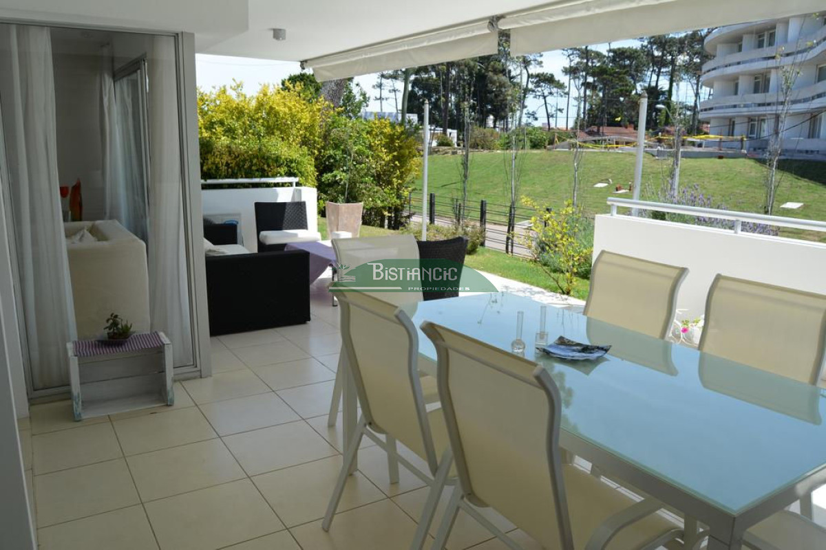 Apartamento ID.927 - Departamento PB con jardín , 3 dorm 2 baños , living com, cocina, amplio y moderno, garaje, baulera, piscina, mucamas. Venta US$ 350.000.