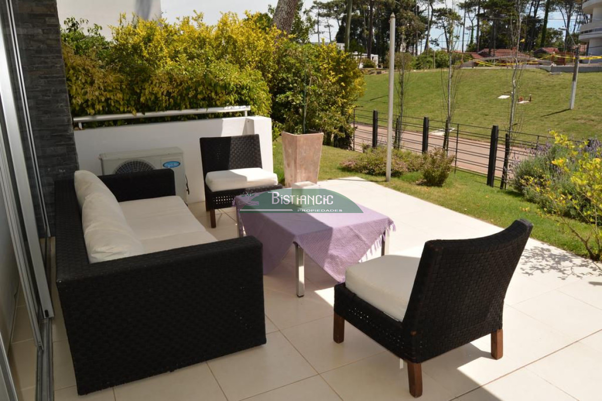 Apartamento ID.927 - Departamento PB con jardín , 3 dorm 2 baños , living com, cocina, amplio y moderno, garaje, baulera, piscina, mucamas. Venta US$ 350.000.
