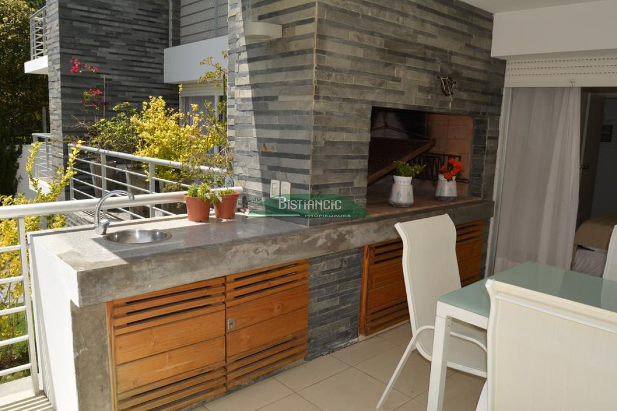 Apartamento ID.927 - Departamento PB con jardín , 3 dorm 2 baños , living com, cocina, amplio y moderno, garaje, baulera, piscina, mucamas. Venta US$ 350.000.