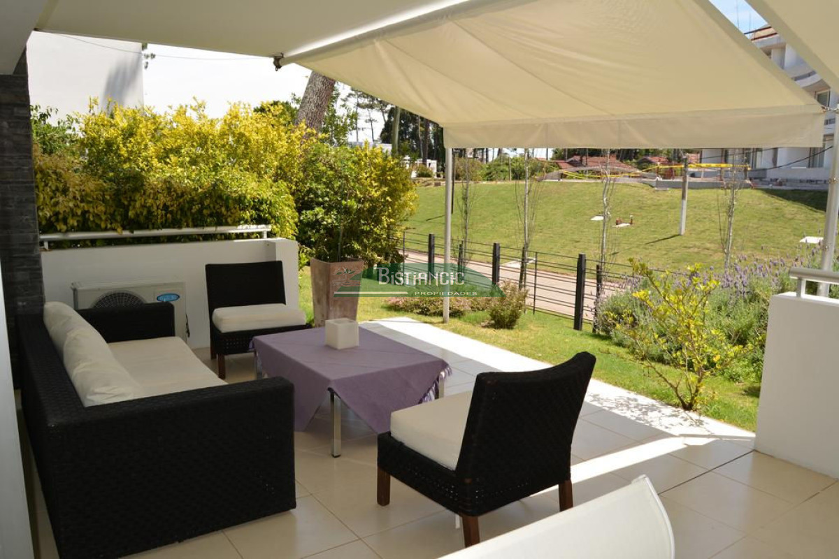 Apartamento ID.927 - Departamento PB con jardín , 3 dorm 2 baños , living com, cocina, amplio y moderno, garaje, baulera, piscina, mucamas. Venta US$ 350.000.